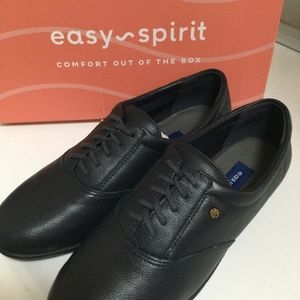 New in Box Easy Spirit Esmotion LE. Navy Leather Oxfords size 8.5 M. NIB